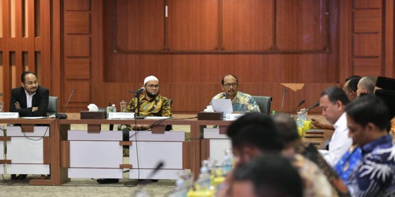 Asisten Pemerintahan dan Keistimewaan Aceh, Dr. M. Jafar, SH, M.Hum, saat memimpin rapat PPUU-DPD RI, dalam rangka Kunjungan Kerja Inventerisasi Materi Permasalahan dan Solusi Terkait RUU Tentang SPSDA yang diselenggarakan oleh DPD-RI, di Gedung Serbaguna Setda Aceh, Banda Aceh, Kamis (9/2/2023).
