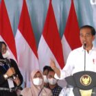 Presiden Jokowi menyerahkan KUR 2023 dan Peluncuran Kartu Tani Digital, Jumat (10/02/2023), di Halaman PT. Pupuk Iskandar Muda, Kabupaten Aceh Utara.(Foto: Tangkapan Layar YouTube Sekretariat Presiden)
