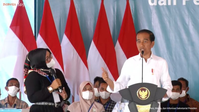 Presiden Jokowi menyerahkan KUR 2023 dan Peluncuran Kartu Tani Digital, Jumat (10/02/2023), di Halaman PT. Pupuk Iskandar Muda, Kabupaten Aceh Utara.(Foto: Tangkapan Layar YouTube Sekretariat Presiden)
