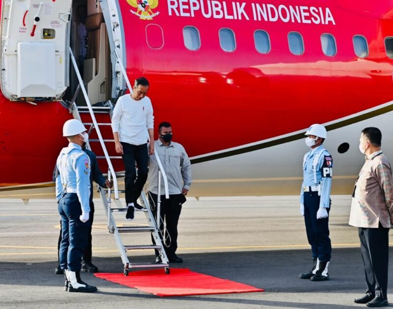 Presiden Jokowi tiba di Bandara Malikussaleh, Kabupaten Aceh Utara, Provinsi Aceh, pada Jumat (10/02/2023). (Foto: BPMI Setpres/Laily Rachev)
