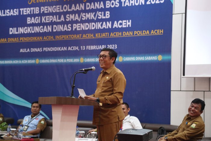 Kepala Dinas Pendidikan Aceh, Drs. Alhudri, MM saat membuka Sosialisasi Tertib Dana BOS Tahun Anggaran 2023. Kegiatan ini diikuti oleh kepala SMA dan SMK dalam lingkup Cabang Dinas Pendidikan Wilayah Kota Banda Aceh - Aceh Besar, Sabang, Pidie - Pidi