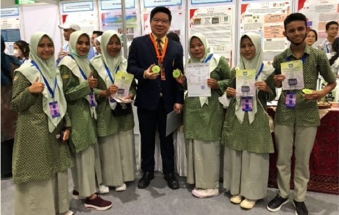 Siswa SMA Negeri 1 Ingin Jaya Aceh Besar berhasil meraih special award pada event internasional di Bangkok. (2 sampai 6 Februari 2023 di Gedung Bitec Bang Na, Bangkok-Thailand.)