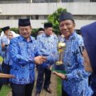 kepala sekolah SMK PP Kutacane saat menerima penghargaan abdi bakti tani percontohan dari Menteri Pertanian Republik Indonesia   tahun 2019 silam (foto: dok)