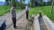 Kepala sekolah smk pp negeri kutacane mengecek jalur pipa instalasi air yang rusak