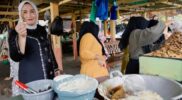 Ketua TP-PKK Aceh, Ny. Marlina Muzakir, saat menyambangi Pelaku Usaha Kecil dan Menengah (UMKM) Pengolahan Pisang “Dapu Sale Cek Dar” di Jalan Medan–Banda Aceh, kawasan Simpang Laweung, Kabupaten Pidie, Kamis (12/6/2025).