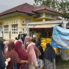 Warga sedang membeli beras di Gelar Pangan Murah Stabilisasi Pasokan dan Harga Pangan (ANTARA/HO-Dinas pangan)