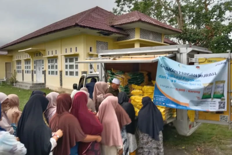 Warga sedang membeli beras di Gelar Pangan Murah Stabilisasi Pasokan dan Harga Pangan (ANTARA/HO-Dinas pangan)