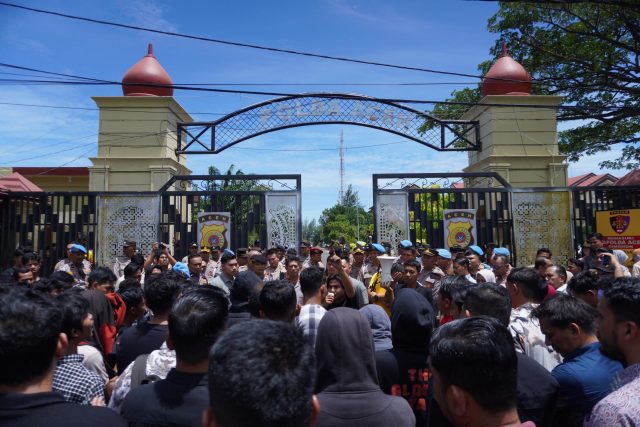 Aksi solidaritas rakyat Aceh di depan gerbang Kapolda menuntut keadilan bagi para demonstran. 29/08/2025. (Aisya Syahira/DETaK)