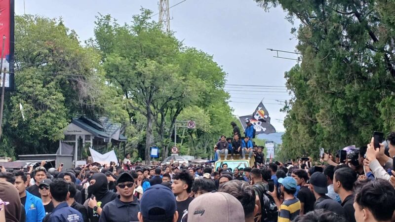 Ribuan massa menggelar aksi ujuk rasa di Gedung DPR Aceh di Banda Aceh 