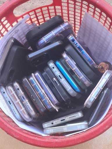 Pengamanan HP siswa di sebuah SMK di Aceh(foto: ceoaceh) 